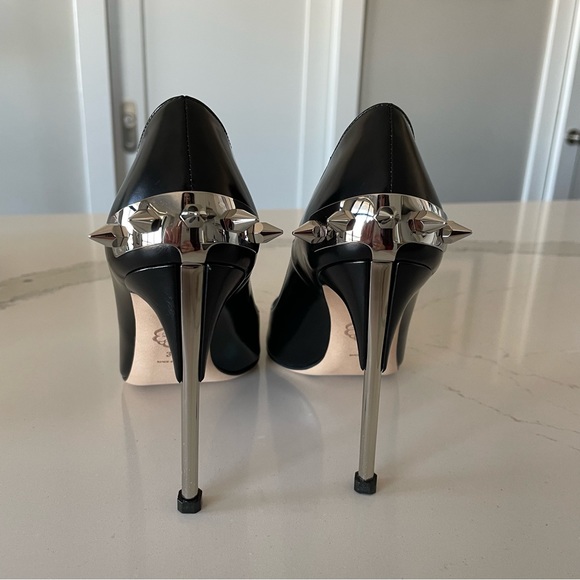 Alexander McQueen Spike-Embellished Leather Pumps - Picture 6 of 13